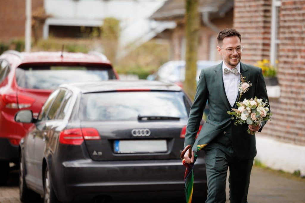 First Look. Ein Brautpaar in Wesel trifft sich zum ersten Mal vor der kirchlichen Trauung, festgehalten von einem Hochzeitsfotografen in Wesel