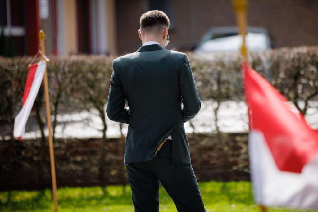 First Look. Ein Brautpaar in Wesel trifft sich zum ersten Mal vor der kirchlichen Trauung, festgehalten von einem Hochzeitsfotografen in Wesel