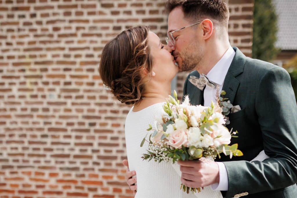 First Look. Ein Brautpaar in Wesel trifft sich zum ersten Mal vor der kirchlichen Trauung, festgehalten von einem Hochzeitsfotografen in Wesel