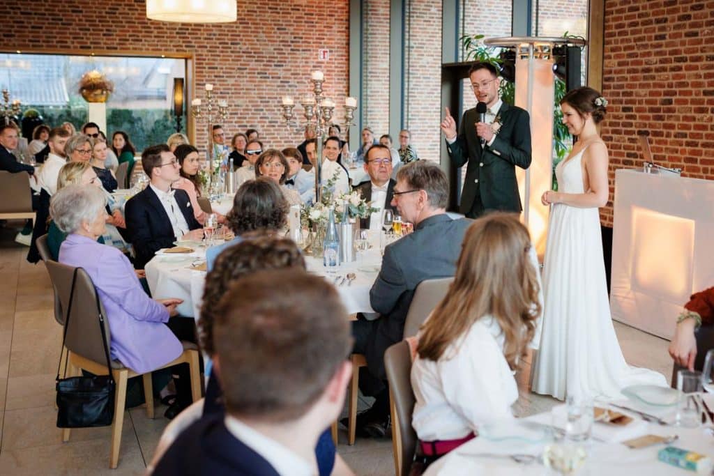 Stimmungsvolle Hochzeitsfeier im Landhaus Ridder in Wesel-Hamminkeln: Das Brautpaar feiert gemeinsam mit Familie und Freunden in der eleganten Location. Lichter, Dekoration und fröhliche Gäste schaffen eine festliche Atmosphäre voller Emotionen. Dieses Foto zeigt die lebendige Reportagefotografie einer Hochzeitsfeier in Wesel-Hamminkeln.