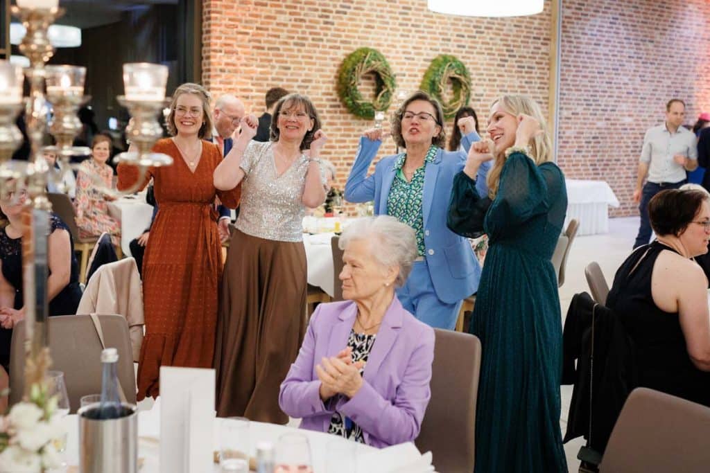 Stimmungsvolle Hochzeitsfeier im Landhaus Ridder in Wesel-Hamminkeln: Das Brautpaar feiert gemeinsam mit Familie und Freunden in der eleganten Location. Lichter, Dekoration und fröhliche Gäste schaffen eine festliche Atmosphäre voller Emotionen. Dieses Foto zeigt die lebendige Reportagefotografie einer Hochzeitsfeier in Wesel-Hamminkeln.