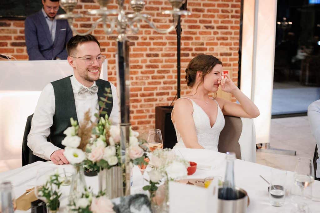 Stimmungsvolle Hochzeitsfeier im Landhaus Ridder in Wesel-Hamminkeln: Das Brautpaar feiert gemeinsam mit Familie und Freunden in der eleganten Location. Lichter, Dekoration und fröhliche Gäste schaffen eine festliche Atmosphäre voller Emotionen. Dieses Foto zeigt die lebendige Reportagefotografie einer Hochzeitsfeier in Wesel-Hamminkeln.