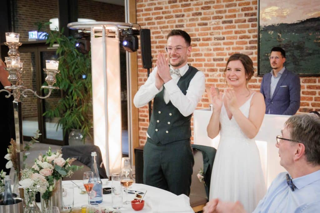 Stimmungsvolle Hochzeitsfeier im Landhaus Ridder in Wesel-Hamminkeln: Das Brautpaar feiert gemeinsam mit Familie und Freunden in der eleganten Location. Lichter, Dekoration und fröhliche Gäste schaffen eine festliche Atmosphäre voller Emotionen. Dieses Foto zeigt die lebendige Reportagefotografie einer Hochzeitsfeier in Wesel-Hamminkeln.