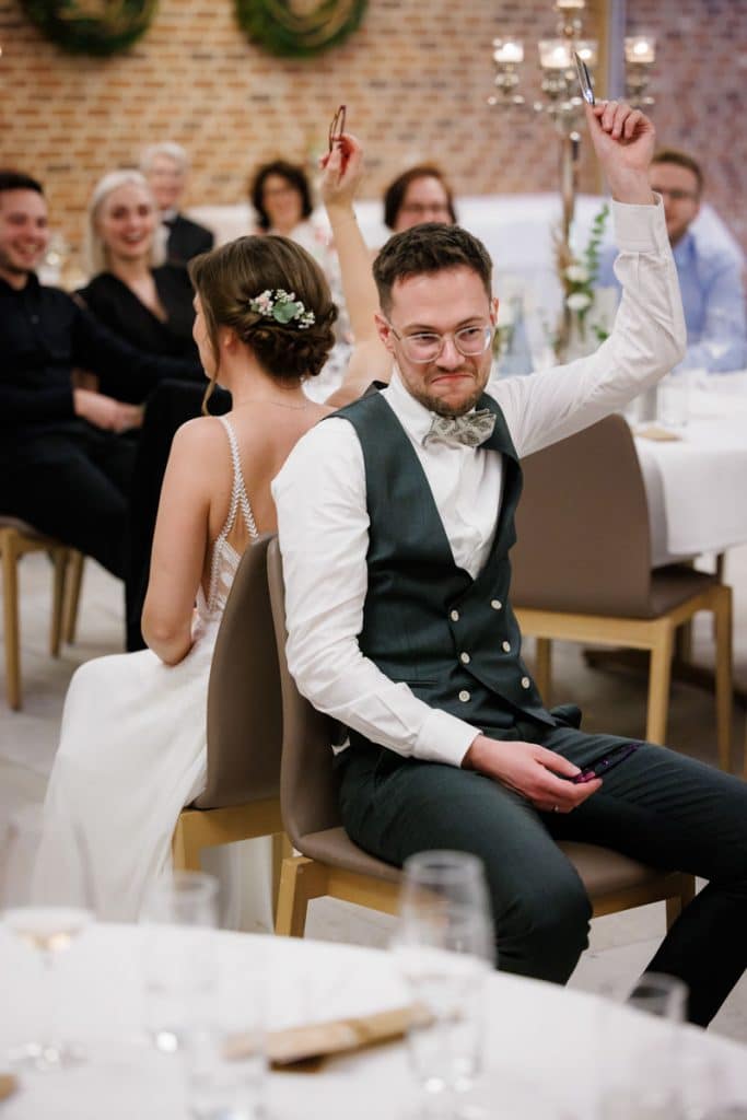 Stimmungsvolle Hochzeitsfeier im Landhaus Ridder in Wesel-Hamminkeln: Das Brautpaar feiert gemeinsam mit Familie und Freunden in der eleganten Location. Lichter, Dekoration und fröhliche Gäste schaffen eine festliche Atmosphäre voller Emotionen. Dieses Foto zeigt die lebendige Reportagefotografie einer Hochzeitsfeier in Wesel-Hamminkeln.