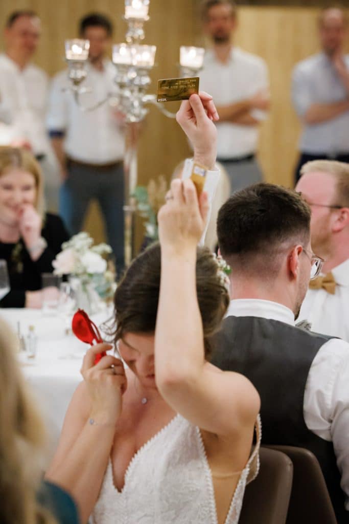 Stimmungsvolle Hochzeitsfeier im Landhaus Ridder in Wesel-Hamminkeln: Das Brautpaar feiert gemeinsam mit Familie und Freunden in der eleganten Location. Lichter, Dekoration und fröhliche Gäste schaffen eine festliche Atmosphäre voller Emotionen. Dieses Foto zeigt die lebendige Reportagefotografie einer Hochzeitsfeier in Wesel-Hamminkeln.