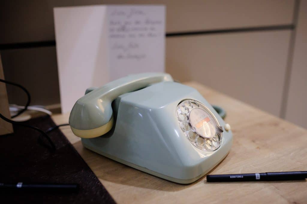 Stimmungsvolle Hochzeitsfeier im Landhaus Ridder in Wesel-Hamminkeln: Das Brautpaar feiert gemeinsam mit Familie und Freunden in der eleganten Location. Lichter, Dekoration und fröhliche Gäste schaffen eine festliche Atmosphäre voller Emotionen. Dieses Foto zeigt die lebendige Reportagefotografie einer Hochzeitsfeier in Wesel-Hamminkeln.