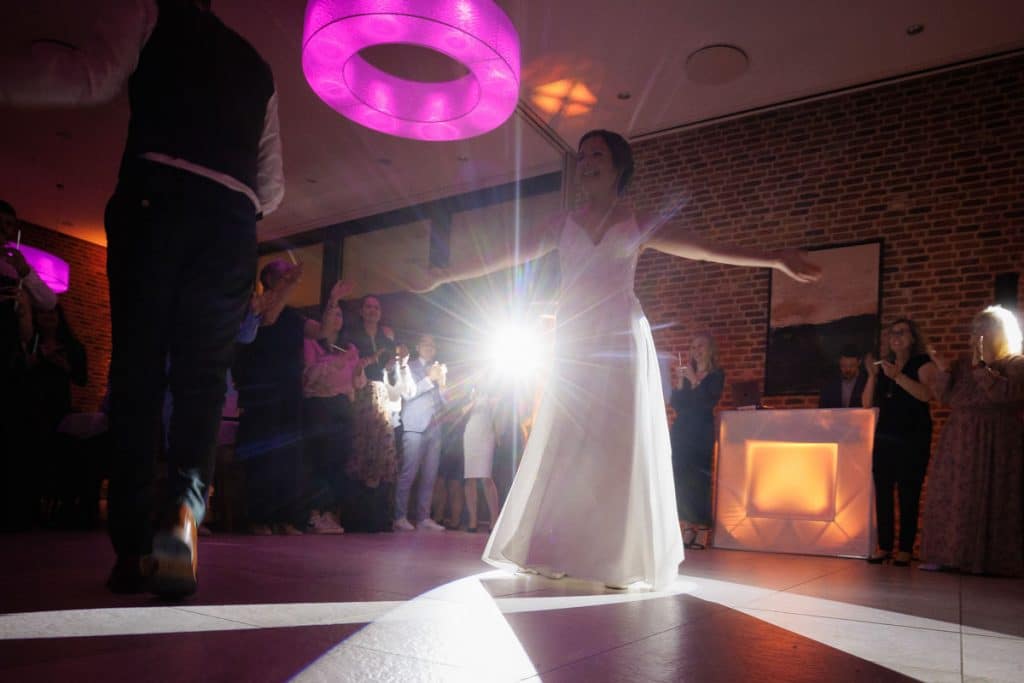 Stimmungsvolle Hochzeitsfeier im Landhaus Ridder in Wesel-Hamminkeln: Das Brautpaar feiert gemeinsam mit Familie und Freunden in der eleganten Location. Lichter, Dekoration und fröhliche Gäste schaffen eine festliche Atmosphäre voller Emotionen. Dieses Foto zeigt die lebendige Reportagefotografie einer Hochzeitsfeier in Wesel-Hamminkeln.