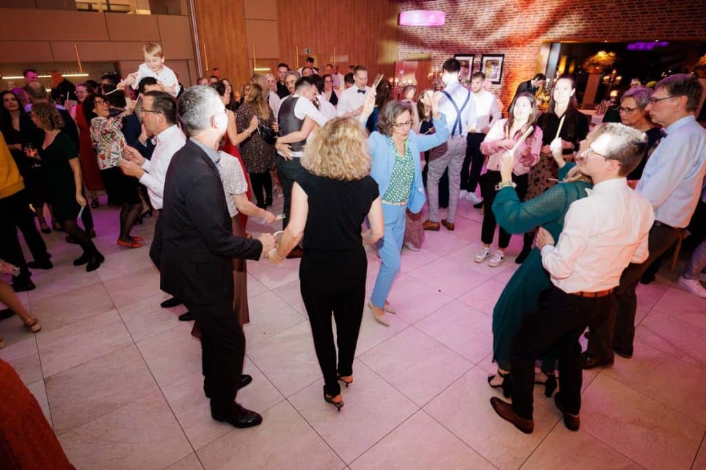 Stimmungsvolle Hochzeitsfeier im Landhaus Ridder in Wesel-Hamminkeln: Das Brautpaar feiert gemeinsam mit Familie und Freunden in der eleganten Location. Lichter, Dekoration und fröhliche Gäste schaffen eine festliche Atmosphäre voller Emotionen. Dieses Foto zeigt die lebendige Reportagefotografie einer Hochzeitsfeier in Wesel-Hamminkeln.