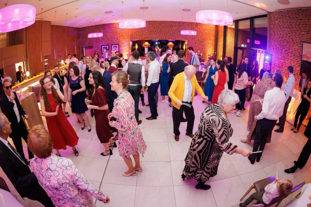 Stimmungsvolle Hochzeitsfeier im Landhaus Ridder in Wesel-Hamminkeln: Das Brautpaar feiert gemeinsam mit Familie und Freunden in der eleganten Location. Lichter, Dekoration und fröhliche Gäste schaffen eine festliche Atmosphäre voller Emotionen. Dieses Foto zeigt die lebendige Reportagefotografie einer Hochzeitsfeier in Wesel-Hamminkeln.