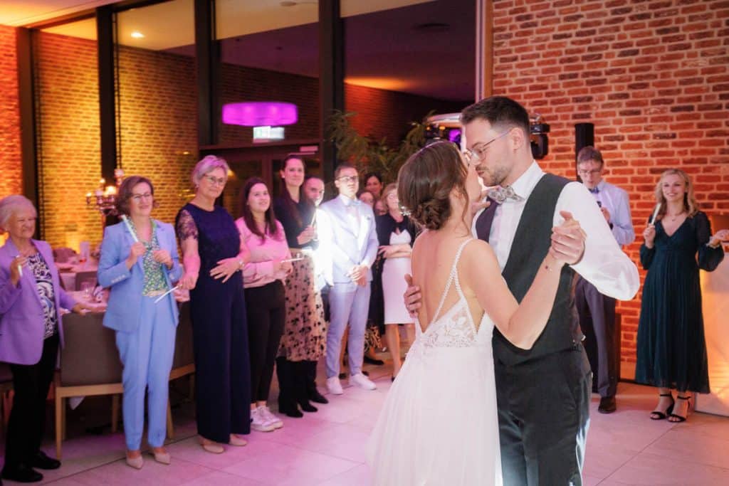Stimmungsvolle Hochzeitsfeier im Landhaus Ridder in Wesel-Hamminkeln: Das Brautpaar feiert gemeinsam mit Familie und Freunden in der eleganten Location. Lichter, Dekoration und fröhliche Gäste schaffen eine festliche Atmosphäre voller Emotionen. Dieses Foto zeigt die lebendige Reportagefotografie einer Hochzeitsfeier in Wesel-Hamminkeln.