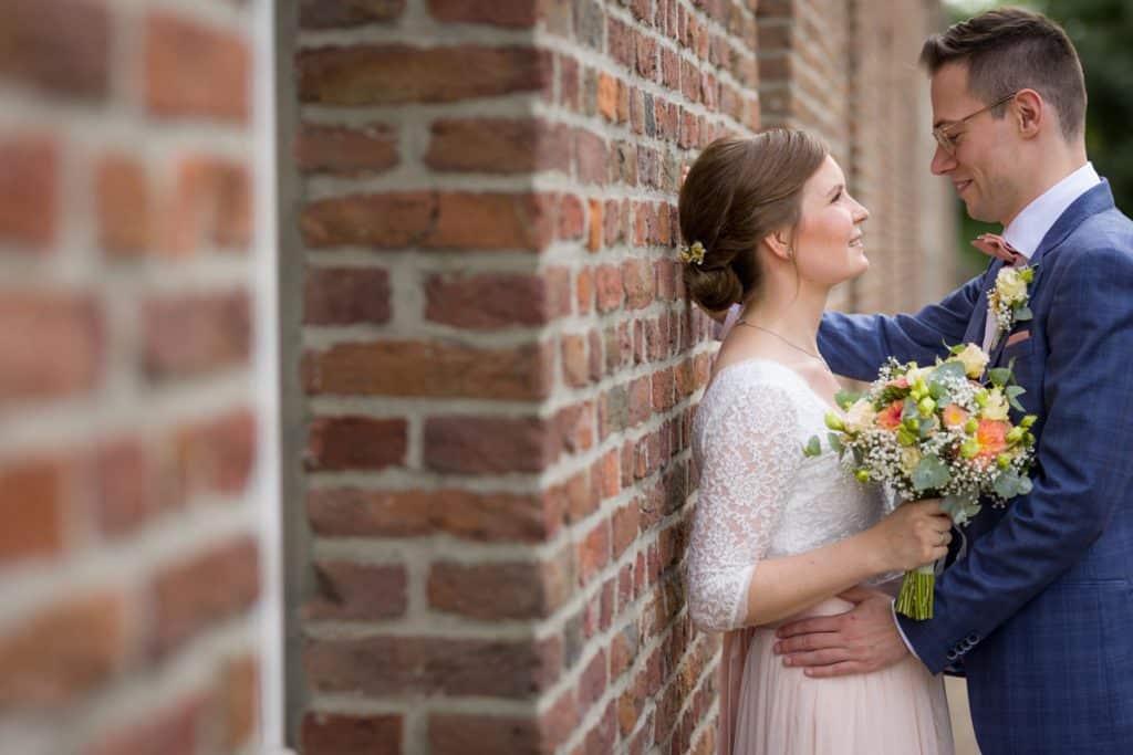 Fotoshooting eines Hochzeitspaares mit einem Hochzeitsfotografen aus Wesel an der Zitadelle