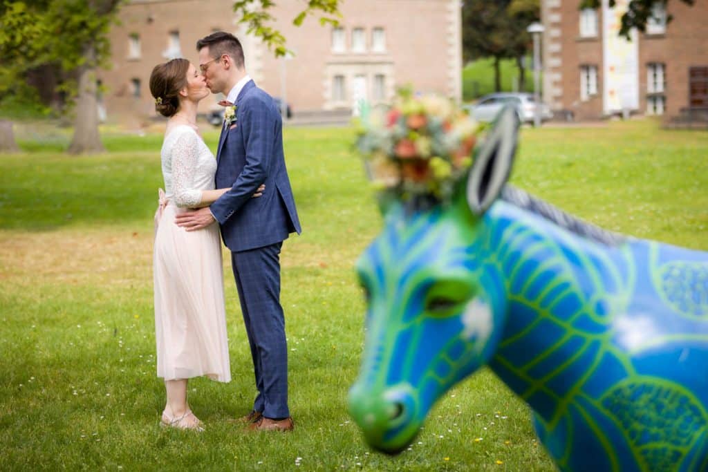 Fotoshooting eines Hochzeitspaares mit einem Hochzeitsfotografen aus Wesel an der Zitadelle