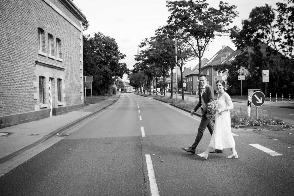 Fotoshooting eines Hochzeitspaares mit einem Hochzeitsfotografen aus Wesel an der Zitadelle