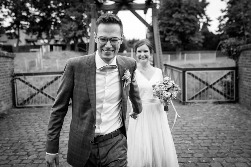 Fotoshooting eines Hochzeitspaares mit einem Hochzeitsfotografen aus Wesel an der Zitadelle