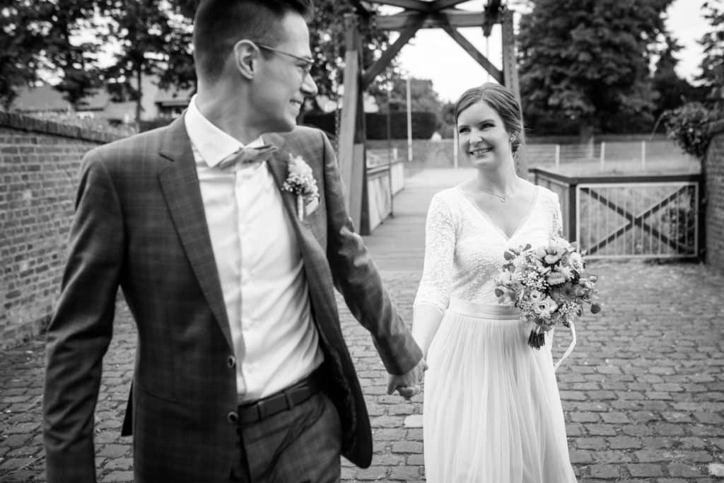 Fotoshooting eines Hochzeitspaares mit einem Hochzeitsfotografen aus Wesel an der Zitadelle