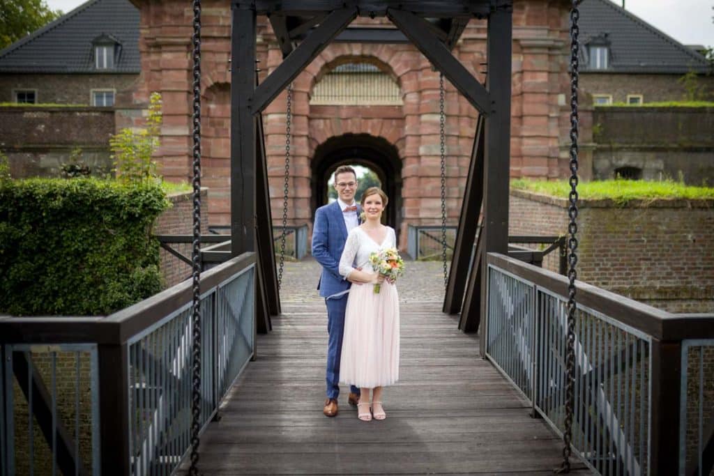 Fotoshooting eines Hochzeitspaares mit einem Hochzeitsfotografen aus Wesel an der Zitadelle