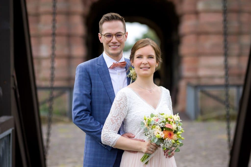 Fotoshooting eines Hochzeitspaares mit einem Hochzeitsfotografen aus Wesel an der Zitadelle