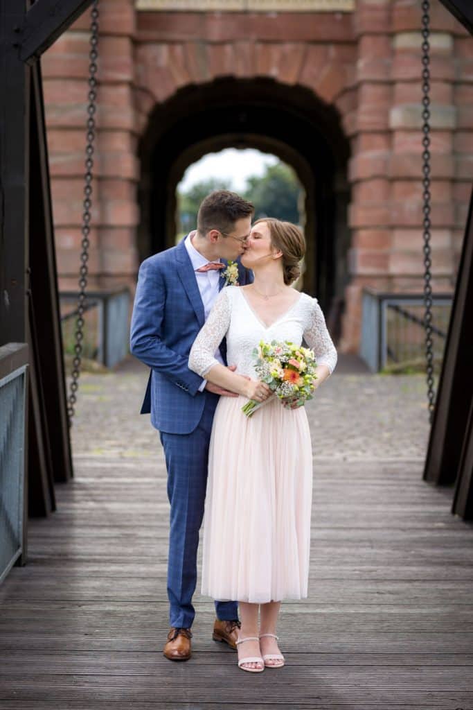 Fotoshooting eines Hochzeitspaares mit einem Hochzeitsfotografen aus Wesel an der Zitadelle