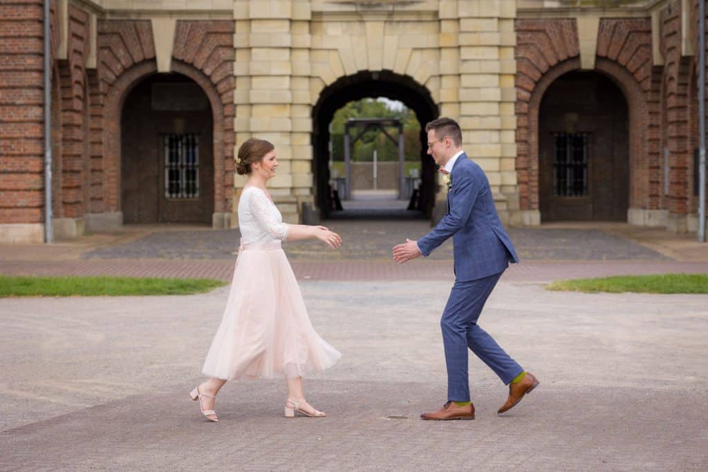 Fotoshooting eines Hochzeitspaares mit einem Hochzeitsfotografen aus Wesel an der Zitadelle