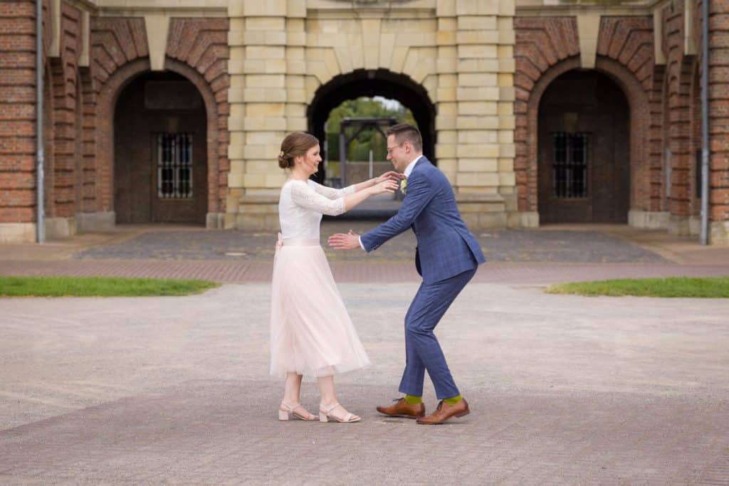 Fotoshooting eines Hochzeitspaares mit einem Hochzeitsfotografen aus Wesel an der Zitadelle