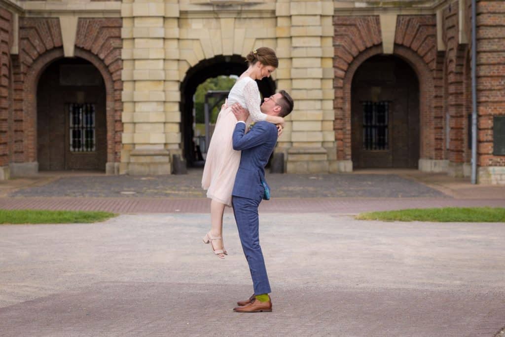 Fotoshooting eines Hochzeitspaares mit einem Hochzeitsfotografen aus Wesel an der Zitadelle