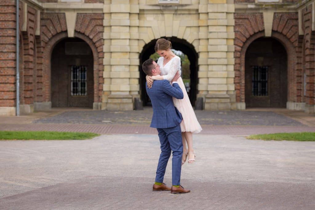 Fotoshooting eines Hochzeitspaares mit einem Hochzeitsfotografen aus Wesel an der Zitadelle