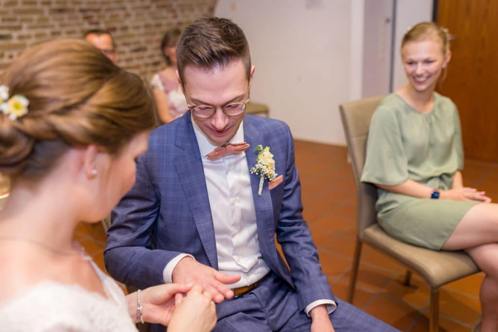Fotos einer Hochzeit von einem Hochzeitsfotografen aus Wesel zeigen eine standesamtliche Trauung in der Zitadelle in Wesel
