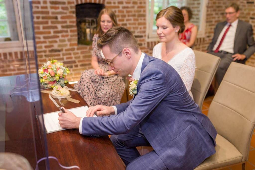 Fotos einer Hochzeit von einem Hochzeitsfotografen aus Wesel zeigen eine standesamtliche Trauung in der Zitadelle in Wesel