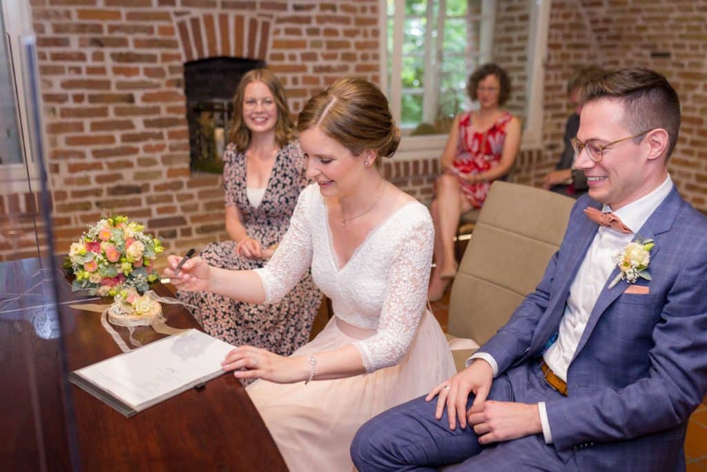 Fotos einer Hochzeit von einem Hochzeitsfotografen aus Wesel zeigen eine standesamtliche Trauung in der Zitadelle in Wesel