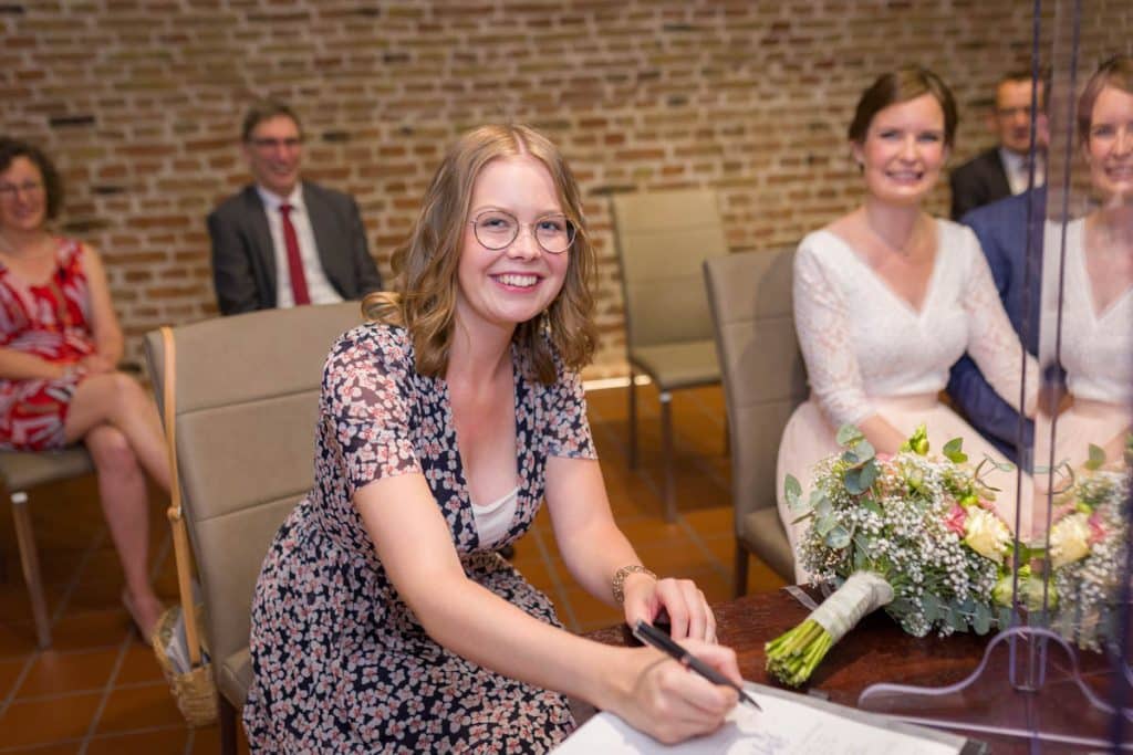 Fotos einer Hochzeit von einem Hochzeitsfotografen aus Wesel zeigen eine standesamtliche Trauung in der Zitadelle in Wesel