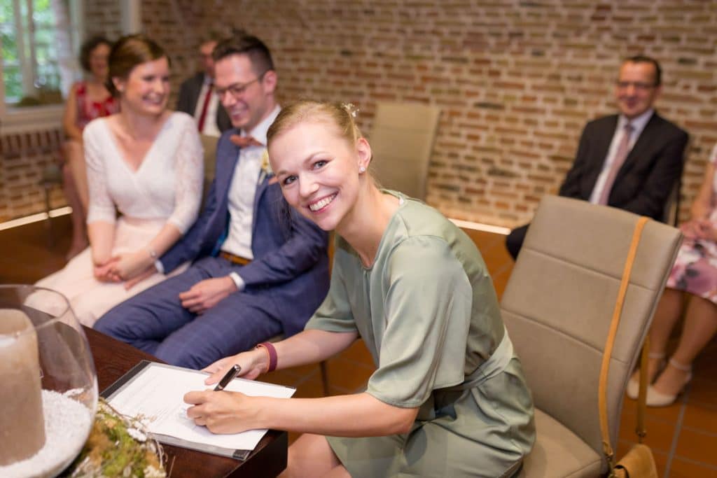 Fotos einer Hochzeit von einem Hochzeitsfotografen aus Wesel zeigen eine standesamtliche Trauung in der Zitadelle in Wesel
