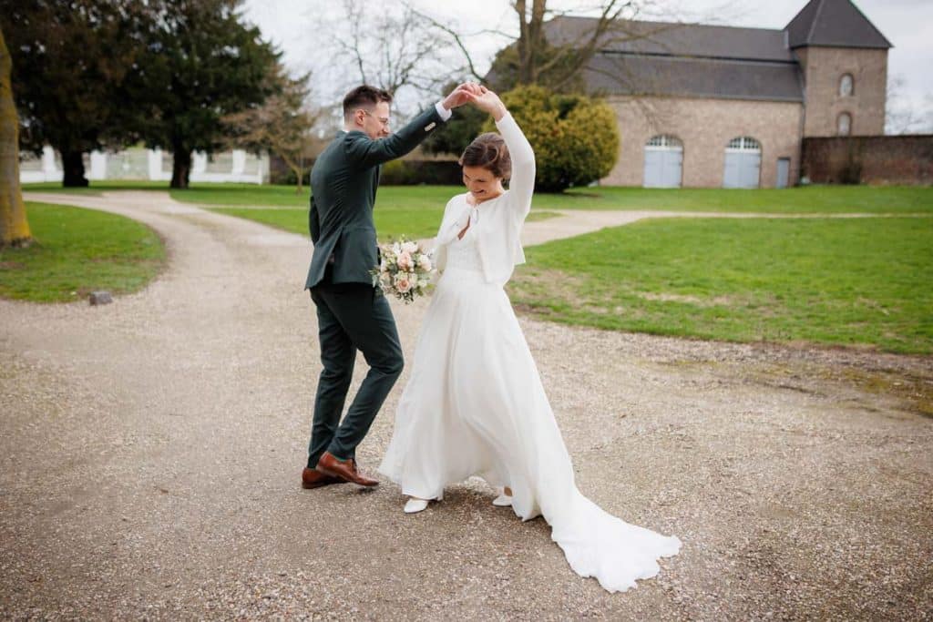 Romantisches Hochzeitsfotoshooting am Landhaus Ridder in Wesel-Hamminkeln: Das Brautpaar posiert in der idyllischen Parkanlage der beliebten Hochzeitslocation. Die Braut trägt ein elegantes Spitzenkleid, der Bräutigam einen festlichen Anzug. Dieses Foto zeigt die natürliche und authentische Hochzeitsfotografie beim Landhaus Ridder in Wesel-Hamminkeln