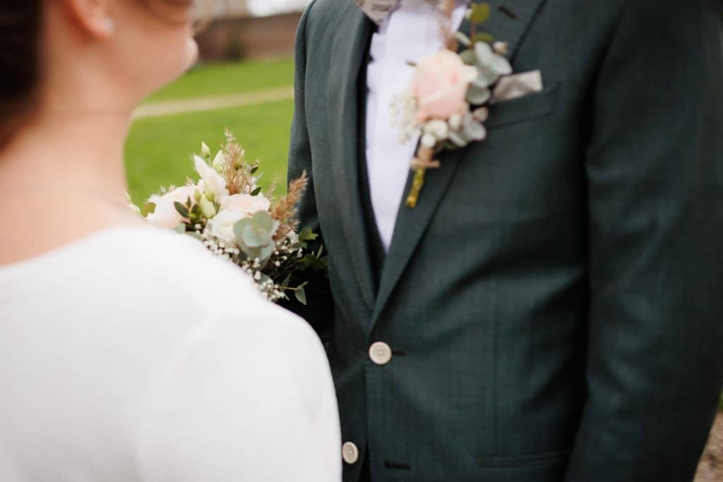 Romantisches Hochzeitsfotoshooting am Landhaus Ridder in Wesel-Hamminkeln: Das Brautpaar posiert in der idyllischen Parkanlage der beliebten Hochzeitslocation. Die Braut trägt ein elegantes Spitzenkleid, der Bräutigam einen festlichen Anzug. Dieses Foto zeigt die natürliche und authentische Hochzeitsfotografie beim Landhaus Ridder in Wesel-Hamminkeln