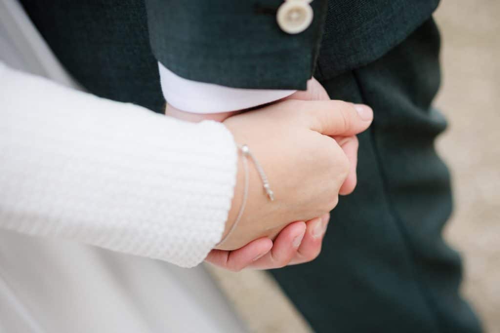 Romantisches Hochzeitsfotoshooting am Landhaus Ridder in Wesel-Hamminkeln: Das Brautpaar posiert in der idyllischen Parkanlage der beliebten Hochzeitslocation. Die Braut trägt ein elegantes Spitzenkleid, der Bräutigam einen festlichen Anzug. Dieses Foto zeigt die natürliche und authentische Hochzeitsfotografie beim Landhaus Ridder in Wesel-Hamminkeln