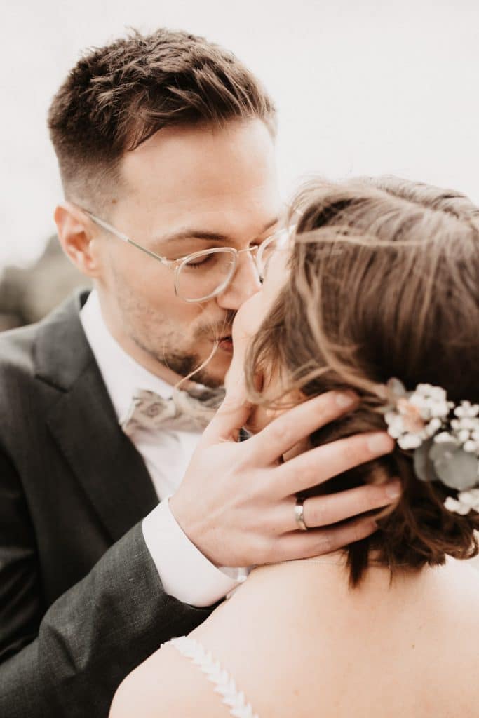Romantisches Hochzeitsfotoshooting am Landhaus Ridder in Wesel-Hamminkeln: Das Brautpaar posiert in der idyllischen Parkanlage der beliebten Hochzeitslocation. Die Braut trägt ein elegantes Spitzenkleid, der Bräutigam einen festlichen Anzug. Dieses Foto zeigt die natürliche und authentische Hochzeitsfotografie beim Landhaus Ridder in Wesel-Hamminkeln
