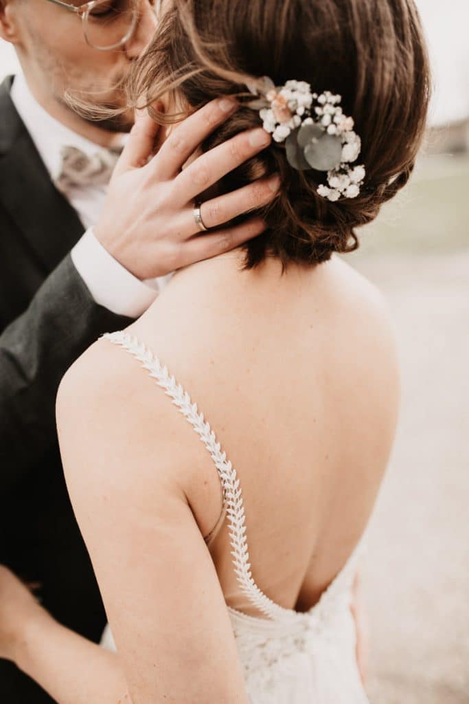 Romantisches Hochzeitsfotoshooting am Landhaus Ridder in Wesel-Hamminkeln: Das Brautpaar posiert in der idyllischen Parkanlage der beliebten Hochzeitslocation. Die Braut trägt ein elegantes Spitzenkleid, der Bräutigam einen festlichen Anzug. Dieses Foto zeigt die natürliche und authentische Hochzeitsfotografie beim Landhaus Ridder in Wesel-Hamminkeln