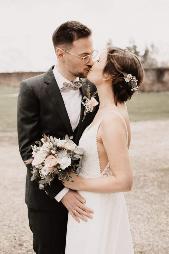 Romantisches Hochzeitsfotoshooting am Landhaus Ridder in Wesel-Hamminkeln: Das Brautpaar posiert in der idyllischen Parkanlage der beliebten Hochzeitslocation. Die Braut trägt ein elegantes Spitzenkleid, der Bräutigam einen festlichen Anzug. Dieses Foto zeigt die natürliche und authentische Hochzeitsfotografie beim Landhaus Ridder in Wesel-Hamminkeln