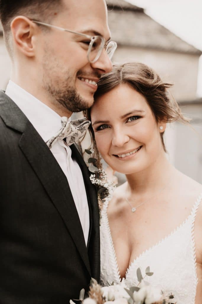 Romantisches Hochzeitsfotoshooting am Landhaus Ridder in Wesel-Hamminkeln: Das Brautpaar posiert in der idyllischen Parkanlage der beliebten Hochzeitslocation. Die Braut trägt ein elegantes Spitzenkleid, der Bräutigam einen festlichen Anzug. Dieses Foto zeigt die natürliche und authentische Hochzeitsfotografie beim Landhaus Ridder in Wesel-Hamminkeln
