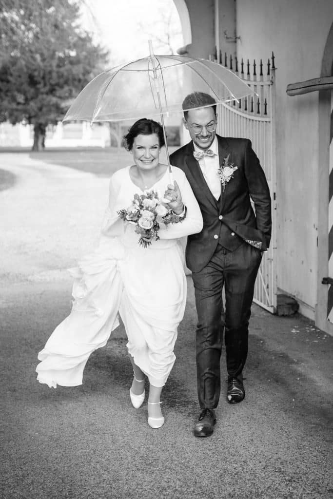 Romantisches Hochzeitsfotoshooting am Landhaus Ridder in Wesel-Hamminkeln: Das Brautpaar posiert in der idyllischen Parkanlage der beliebten Hochzeitslocation. Die Braut trägt ein elegantes Spitzenkleid, der Bräutigam einen festlichen Anzug. Dieses Foto zeigt die natürliche und authentische Hochzeitsfotografie beim Landhaus Ridder in Wesel-Hamminkeln
