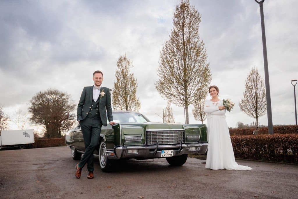 Romantisches Hochzeitsfotoshooting am Landhaus Ridder in Wesel-Hamminkeln: Das Brautpaar posiert in der idyllischen Parkanlage der beliebten Hochzeitslocation. Die Braut trägt ein elegantes Spitzenkleid, der Bräutigam einen festlichen Anzug. Dieses Foto zeigt die natürliche und authentische Hochzeitsfotografie beim Landhaus Ridder in Wesel-Hamminkeln
