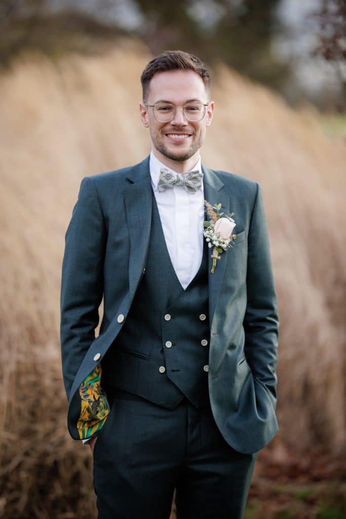 Romantisches Hochzeitsfotoshooting am Landhaus Ridder in Wesel-Hamminkeln: Das Brautpaar posiert in der idyllischen Parkanlage der beliebten Hochzeitslocation. Die Braut trägt ein elegantes Spitzenkleid, der Bräutigam einen festlichen Anzug. Dieses Foto zeigt die natürliche und authentische Hochzeitsfotografie beim Landhaus Ridder in Wesel-Hamminkeln
