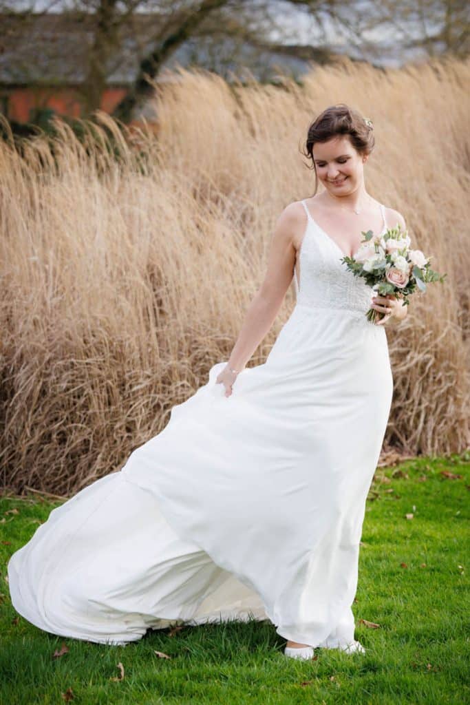 Romantisches Hochzeitsfotoshooting am Landhaus Ridder in Wesel-Hamminkeln: Das Brautpaar posiert in der idyllischen Parkanlage der beliebten Hochzeitslocation. Die Braut trägt ein elegantes Spitzenkleid, der Bräutigam einen festlichen Anzug. Dieses Foto zeigt die natürliche und authentische Hochzeitsfotografie beim Landhaus Ridder in Wesel-Hamminkeln