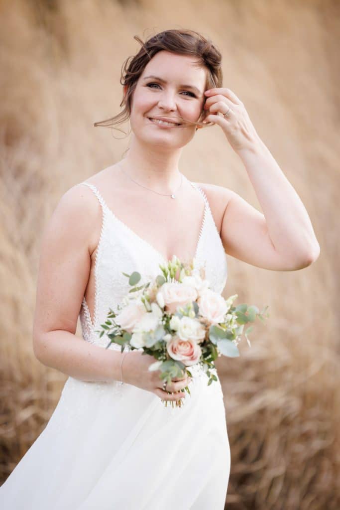 Romantisches Hochzeitsfotoshooting am Landhaus Ridder in Wesel-Hamminkeln: Das Brautpaar posiert in der idyllischen Parkanlage der beliebten Hochzeitslocation. Die Braut trägt ein elegantes Spitzenkleid, der Bräutigam einen festlichen Anzug. Dieses Foto zeigt die natürliche und authentische Hochzeitsfotografie beim Landhaus Ridder in Wesel-Hamminkeln
