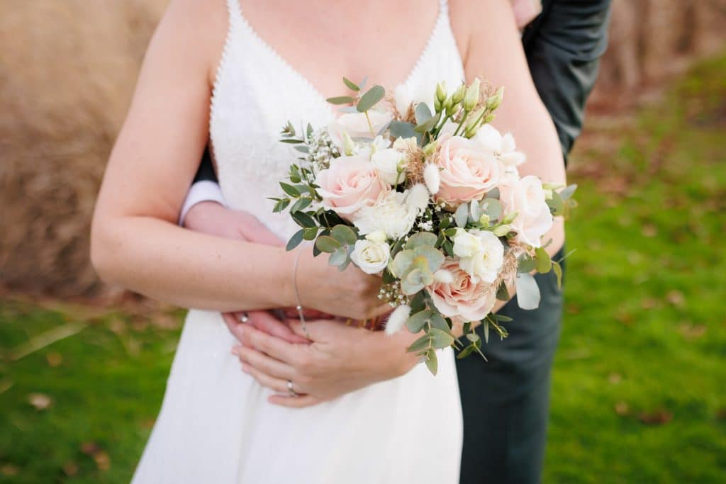 Romantisches Hochzeitsfotoshooting am Landhaus Ridder in Wesel-Hamminkeln: Das Brautpaar posiert in der idyllischen Parkanlage der beliebten Hochzeitslocation. Die Braut trägt ein elegantes Spitzenkleid, der Bräutigam einen festlichen Anzug. Dieses Foto zeigt die natürliche und authentische Hochzeitsfotografie beim Landhaus Ridder in Wesel-Hamminkeln