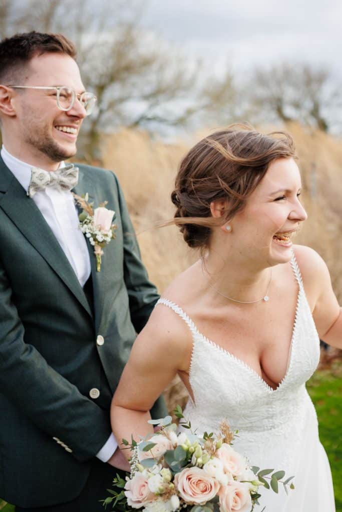 Romantisches Hochzeitsfotoshooting am Landhaus Ridder in Wesel-Hamminkeln: Das Brautpaar posiert in der idyllischen Parkanlage der beliebten Hochzeitslocation. Die Braut trägt ein elegantes Spitzenkleid, der Bräutigam einen festlichen Anzug. Dieses Foto zeigt die natürliche und authentische Hochzeitsfotografie beim Landhaus Ridder in Wesel-Hamminkeln