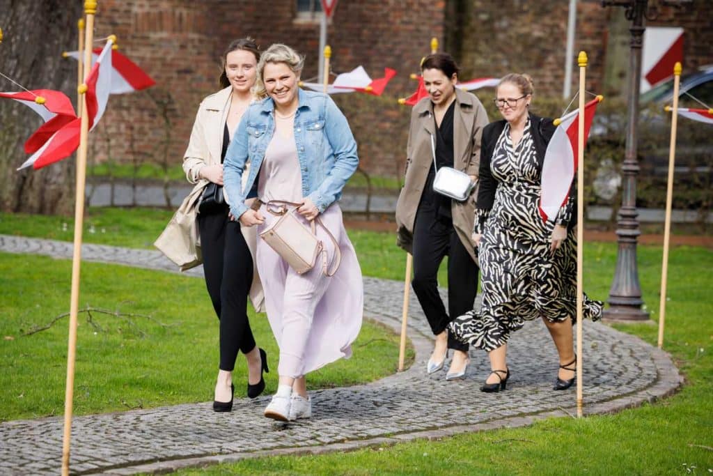 Emotionaler Moment bei der kirchlichen Trauung in Wesel: Das Brautpaar steht gemeinsam am Altar, die Braut im weißen Spitzenkleid mit Schleier, der Bräutigam im eleganten Anzug. Gäste verfolgen die Zeremonie in der Kirche aufmerksam. Dieses authentische Hochzeitsfoto hält die besonderen Augenblicke fest und zeigt die lebendige Hochzeitsfotografie in Wesel.