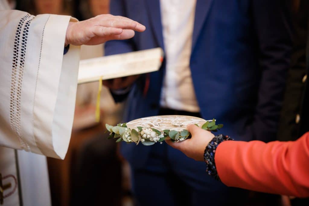 Emotionaler Moment bei der kirchlichen Trauung in Wesel: Das Brautpaar steht gemeinsam am Altar, die Braut im weißen Spitzenkleid mit Schleier, der Bräutigam im eleganten Anzug. Gäste verfolgen die Zeremonie in der Kirche aufmerksam. Dieses authentische Hochzeitsfoto hält die besonderen Augenblicke fest und zeigt die lebendige Hochzeitsfotografie in Wesel.