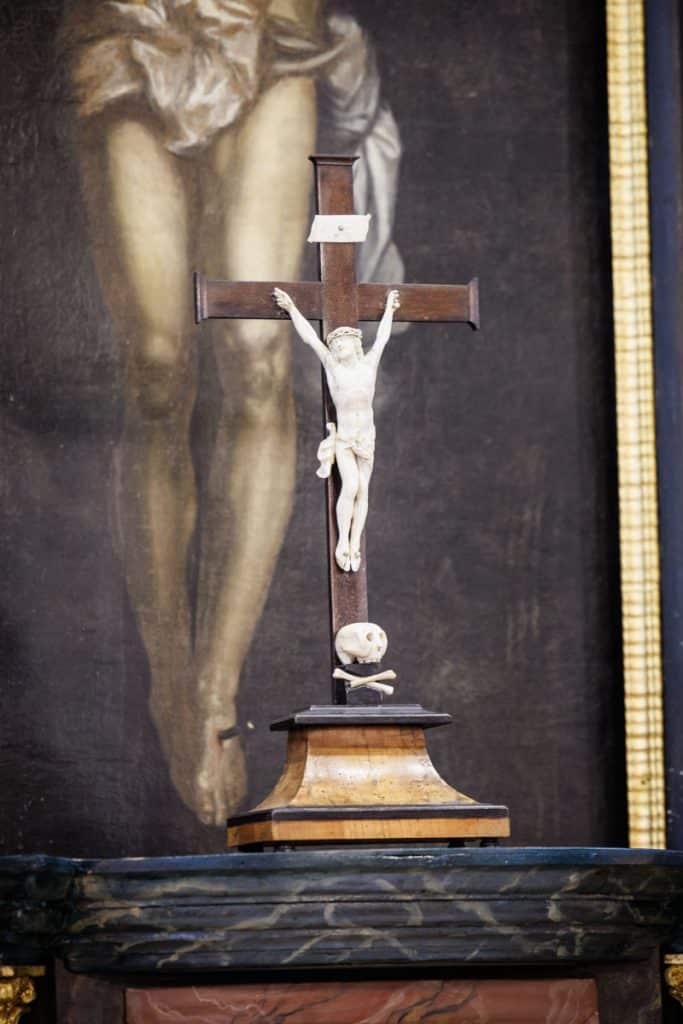 Emotionaler Moment bei der kirchlichen Trauung in Wesel: Das Brautpaar steht gemeinsam am Altar, die Braut im weißen Spitzenkleid mit Schleier, der Bräutigam im eleganten Anzug. Gäste verfolgen die Zeremonie in der Kirche aufmerksam. Dieses authentische Hochzeitsfoto hält die besonderen Augenblicke fest und zeigt die lebendige Hochzeitsfotografie in Wesel.