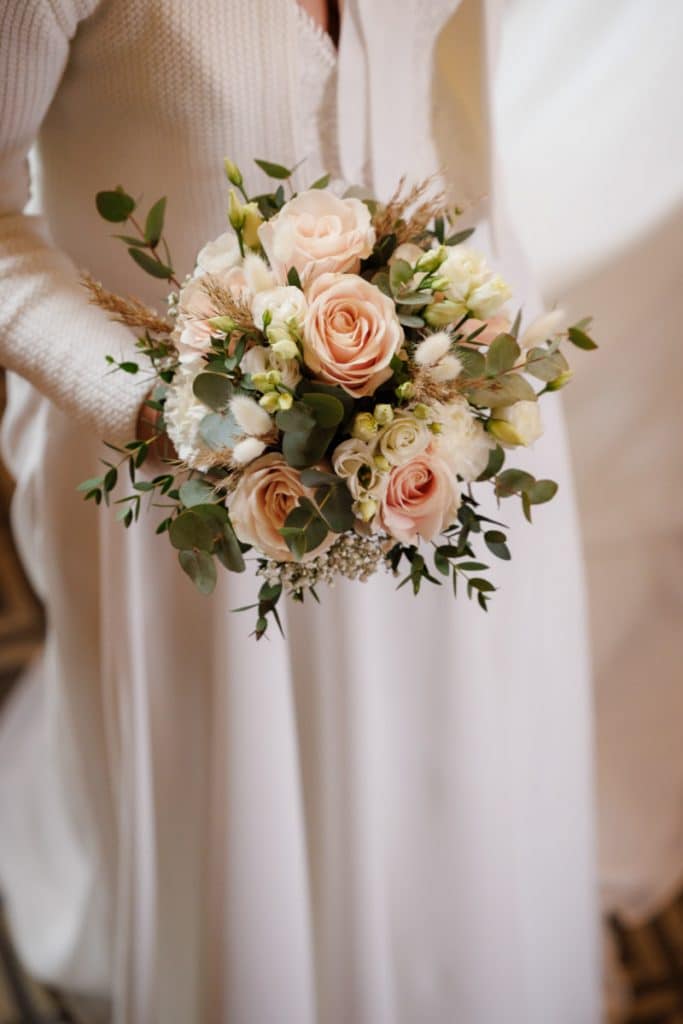 Emotionaler Moment bei der kirchlichen Trauung in Wesel: Das Brautpaar steht gemeinsam am Altar, die Braut im weißen Spitzenkleid mit Schleier, der Bräutigam im eleganten Anzug. Gäste verfolgen die Zeremonie in der Kirche aufmerksam. Dieses authentische Hochzeitsfoto hält die besonderen Augenblicke fest und zeigt die lebendige Hochzeitsfotografie in Wesel.