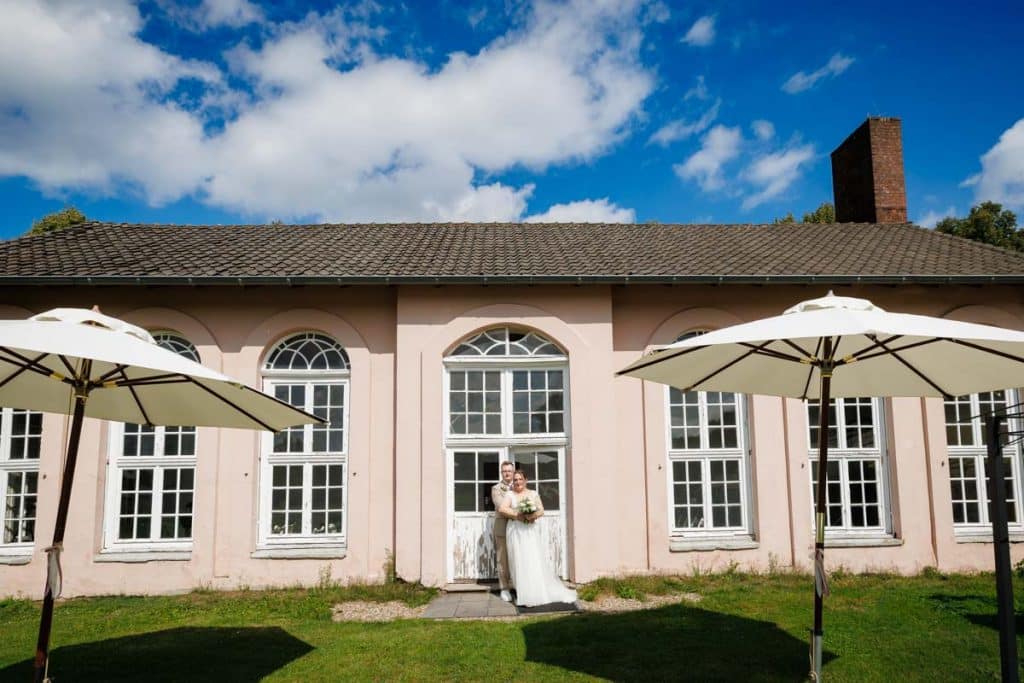 Romantisches Portraitshooting mit Braut und Bräutigam auf Schloss Diersfordt in Wesel: Zwischen Schlosspark und historischer Architektur entstanden natürliche und emotionale Hochzeitsfotos. Fotografiert vom Hochzeitsfotograf Wesel.